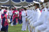 Sejumlah perwira remaja TNI Angkatan Laut bertemu dengan kerabat usai mengikuti Upacara Prasetya Perwira TNI dan Pelantikan Perwira Polri Tahun 2020 di Lapangan Banda, Kesatrian Bumimoro Akademi Angkatan Laut (AAL), Surabaya, Jawa Timur, Selasa (14/7/2020). Upacara dengan Inspektur Upacara Presiden Joko Widodo tersebut digelar secara daring dari Istana Negara, Jakarta. Antara Jatim/Didik/Zk