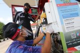 Petugas Dinas Perindustrian dan Perdagangan melakukan tera ulang takaran bahan bakar minyak di salah satu stasiun pengisian bahan bakar umum (SPBU) di Kota Kediri, Jawa Timur, Selasa (14/7/2020). Tera ulang tersebut bertujuan memastikan ketepatan takaran guna melindungi masyarakat dari praktik curang SPBU. Antara Jatim/Prasetia Fauzani/zk