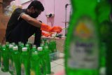 Pekerja usaha sabun cuci piring rumahan mengisi botol kosong saat pengemasan produk di Jambi, Selasa (14/7/2020). Kementerian Koperasi dan UKM menargetkan digitalisasi 10 juta UMKM pada 2020 menyusul perubahan tren dan perilaku konsumen yang membatasi interaksi fisik dan mengurangi kegiatan luar rumah di tengah pandemi COVID-19. ANTARA FOTO/Wahdi Septiawan/foc.