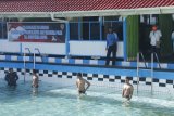Puluhan calon taruna Akpol dan Tamtama Panda Papua lulus renang