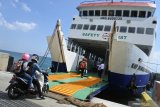 Penumpang menaiki Kapal Motor Penyeberangan (KMP) Munggiyango Hulalo sebelum melakukan pelayaran perdana di Pelabuhan Penyeberangan Jangkar, Situbondo, Jawa Timur, Rabu (15/7/2020). PT Angkutan Sungai, Danau, dan Penyeberangan (ASDP) Indonesia Ferry (Persero) menambah armada dan membuka rute baru transportasi laut dari Pelabuhan Jangkar, Situbondo ke Pulau Kangean, dan Pelabuhan Kalianget, Sumenep, Madura.  Antara Jatim/Seno/zk.