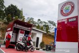 Petugas mengisi BBM pengendara sepeda motor pada unit Pertashop di Gununghalu Kabupaten Bandung Barat, Jawa Barat, Rabu (15/7/2020). PT. Pertamina (Persero) meresmikan Pertashop berkapasitas 3 KL yang menyediakan BBM jenis Pertamax, Bright Gas dan Pelumas Pertamina guna memenuhi akses energi ke masyarakat desa terhadap bbm harga yang sama dengan SPBU serta dapat membantu memajukan perekonomian desa. ANTARA JABAR/Novrian Arbi/agr