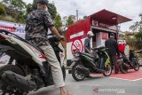 Antrean pengendara sepeda motor untuk mengisi BBM pada unit Pertashop di Gununghalu, Kabupaten Bandung Barat, Jawa Barat, Rabu (15/7/2020). PT. Pertamina (Persero) meresmikan Pertashop berkapasitas 3 KL yang menyediakan BBM jenis Pertamax, Bright Gas dan Pelumas Pertamina guna memenuhi akses energi ke masyarakat desa terhadap bbm harga yang sama dengan SPBU serta dapat membantu memajukan perekonomian desa. ANTARA JABAR/Novrian Arbi/agr