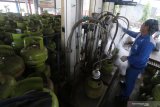 Pekerja mengisi tabung elpiji 3 kilogram di salah satu stasiun pengisian bahan bakar elpiji (SPBE) di Kota Kediri, Jawa Timur, Rabu (15/7/2020). Pertamina Marketing Operasional (MOR) V melakukan perluasan pangkalan elpiji 3 kilogram melalui program 