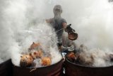 Pekerja menyelesaikan pembuatan arang batok di Kuala Jambi, Tanjungjabung Timur, Jambi, Jumat (10/7/2020). Tempat produksi yang berada di sentra komoditas kelapa Provinsi Jambi tersebut mampu menghasilkan 500 kilogram arang batok per hari yang dipasarkan ke sejumlah daerah di pulau Sumatera dan Jawa. ANTARA FOTO/Wahdi Septiawan/pras.