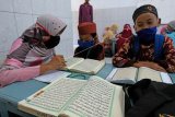 Santri belajar membaca Al Quran