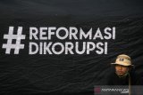 Mahasiswa yang tergabung dalam Fraksi Rakyat Indonesia (FRI) dan koalisi masyarakat sipil Kalsel menggelar aksi Mimbar Bebas di Bundaran Hotel A Banjarmasin, Kalimantan Selatan, Kamis (16/7/2020). Mereka menolak rencana pengesahan pembahasan RUU Omnibus Law Cipta Lapangan Kerja oleh DPR RI. Foto Antaranews Kalsel/Bayu Pratama S.