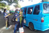 Lantamal VIII bagikan hasil panen kebun kepada warga