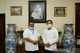 Putera salah satu tokoh banua almarhum H.A Sulaiman HB, Yuni Abdi Nur Sulaiman (kiri) berfoto bersama Menteri Kesehatan Republik Indonesia Terawan Agus Putranto (kanan) saat bersilahturrahmi dengan keluarga besar H.A Sulaiman HB di Banjarmasin, Kalimantan Selatan, Jumat (17/7/2020). Dalam silahturrahmi tersebut Menkes bersama Yuni Abdi Nur Sulaiman berbincang santai seputar permasalahan COVID-19 di Kalimantan Selatan dan berharap kasus penyebaran virus corona di Kalsel cepat menurun, sambil makan soto banjar dan menyantap kue bingka khas banjar. Foto Antaranews Kalsel/HO-Daus/Bay.