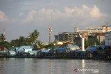 Suasana kampung biru saat wisata susur Sungai Martapura di Banjarmasin, Kalimantan Selatan, Jumat (17/7/2020). Wisata susur Sungai Martapura tersebut menawarkan suasana alam serta aktivitas warga di bantaran sungai saat akhir pekan banyak didominasi wiasatawan domestik maupun warga lokal untuk bersantai bersama keluarga serta kerabat. Foto Antaranews Kalsel/Bayu Pratama S.