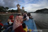 Warga menikmati pemandangan saat wisata susur Sungai Martapura di Banjarmasin, Kalimantan Selatan, Jumat (17/7/2020). Wisata susur Sungai Martapura tersebut menawarkan suasana alam serta aktivitas warga di bantaran sungai saat akhir pekan banyak didominasi wiasatawan domestik maupun warga lokal untuk bersantai bersama keluarga serta kerabat. Foto Antaranews Kalsel/Bayu Pratama S.