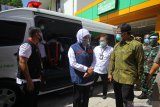 Gubernur Jawa Timur Khofifah Indar Parawansa (kedua kiri) berbincang dengan Dirut RSUD dr Soetomo sekaligus Ketua Rumpun Kuratif Gugus Tugas COVID-19 Jawa Timur Joni Wahyuhadi (ketiga kiri) dan Dekan Fakultas Kedokteran Universitas Airlangga Soetojo (kedua kanan) disela-sela peresmian Pusat Pelayanan Pendidikan dan Riset Penyakit Menular RSUD dr Soetomo serta Mobil Laboratorium Molekuler di Surabaya, Jawa Timur, Jumat (17/7/2020). Peresmian Pusat Pelayanan Pendidikan dan Riset Penyakit Menular di RSUD dr Soetomo serta Mobil Laboratorium Molekuler tersebut diharapkan dapat mempercepat penanganan COVID-19 serta menjangkau lebih luas pelayanan tes usap di Jawa Timur. Antara Jatim/Moch Asim/zk.