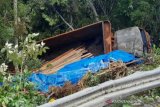 Truk pengangkut kayu terjun ke jurang Gunung Geurutee Aceh Jaya
