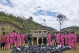 Bhayangkari Tolikara berikan bantuan sembako ke warga terdampak COVID-19