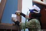 Petugas Pemutakhiran Data Pemilih (PPDP) menempelkan stiker saat Pencocokan dan Penelitian (Coklit) serentak di kediaman Bupati Sumenep KH A Busyro Karim di Desa Braji, Sumenep, Jawa Timur, Sabtu (18/7/2020). Pelaksanaan Coklit di kabupaten tersebut berlangsung  sejak  tanggal 15 Juli hingga 13 Agustus, dengan jumlah hak pilih sekitar 886 ribu lebih yang tersebar di 2.500 TP dan 334 desa/keluragan seeta 27 kecamatan. Antara Jatim/Saiful Bahri/zk