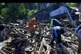 Tim SAR gabungan melakukan pencarian korban banjir bandang di Desa Radda, Kabupaten Luwu Utara, Sulawesi Selatan, Sabtu (18/7/2020). Hingga hari kelima, tim SAR telah menemukan 36 korban meninggal dunia dan 18 orang lainnya masih terus dilakukan pencarian. ANTARA FOTO/Abriawan Abhe/nym.