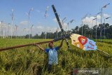 Warga memasang kincir angin atau Kolecer di Desa Cisayong, Kabupaten Tasikmalaya, Jawa Barat, Sabtu (18/7/2020). Pemerintah desa Cisayong menggunakan dana desa dengan membuat 500 kolecer atau kincir angin yang diperuntukkan sebagai pengusir hama burung di lahan pertanian serta memperkenalkan sebagai permainan tradisional sunda. ANTARA JABAR/Adeng Bustomi/agr