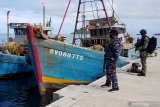 Prajurit TNI AL awak KRI Yos Sudarso-353  berjaga di depan dua Kapal Ikan Asing (KIA) Vietnam di Pelabuhan Fasilitas labuh (Faslabuh) TNI AL di Selat Lampa Natuna, Kepulauan Riau, Sabtu (18/7/2020). KRI Yos Sudarso-353 berhasil menangkap kedua KIA tersebut di perairan Pulau Sekatung dan mengamankan 10 orang WNA beserta barang bukti ikan hasil tangkapannya. Antara Jatim/Ardi/ZK