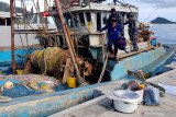 Prajurit TNI AL awak KRI Yos Sudarso-353 mengamankan seorang tahanan awak Kapal Ikan Asing (KIA) Vietnam  di Pelabuhan Fasilitas labuh (Faslabuh) TNI AL di Selat Lampa Natuna, Kepulauan Riau, Sabtu (18/7/2020). KRI Yos Sudarso-353 berhasil menangkap kedua KIA tersebut di perairan Pulau Sekatung dan mengamankan 10 orang WNA beserta barang bukti ikan hasil tangkapannya. Antara Jatim/Ardi/ZK