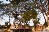 Skateboarder melakukan latihan di arena latihan skateboard Kota Madiun, Jawa Timur, Sabtu (18/7/2020). Arena skateboard tersebut saat ini mulai ramai digunakan latihan lagi setelah sebelumnya selama sekitar tiga bulan sepi dari aktivitas akibat pandemi COVID-19. Antara Jatim/Siswowidodo/zk.