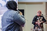 Menteri Ketenagakerjaan RI Ida Fauziyah (kanan) berdialog dengan salah seorang peserta pada Pembukaan Pelatihan Inkubasi Bisnis di BBPPK dan PKK Lembang, Kabupaten Bandung Barat, Jawa Barat, Minggu (19/7/20). Pelatihan tersebut diikuti oleh peserta dari tujuh provinsi di Indonesia yang bertujuan memperluas kesempatan dan lapangan kerja serta menekan angka pengangguran di tengah pandemi COVID-19. ANTARA JABAR/Novrian Arbi/agr