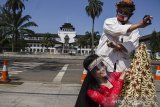 Seniman dari Masyarakat Seni Rakyat Indonesia membawakan tarian Ngarekes Kidung Panjurung Saripanggung saat aksi di depan Gedung Sate, Bandung, Jawa Barat, Senin (20/7/2020). Aksi tarian tersebut bertujuan untuk meminta pemerintah khususnya pemerintah Jawa Barat mengizinkan pelaku seni dapat kembali berkreasi dalam panggung kesenian maupun hajatan pada masa Adaptasi Kebiasaan Baru. ANTARA JABAR/Novrian Arbi/agr