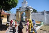 Pengunjung memasuki komplek pemakaman Raja-Raja Sumenep dan tokoh agama di Asta Tinggi, Sumenep, Jawa Timur, Sabtu (18/7/2020). Dalam beberapa minggu terakhir kunjungan ke wisata religi dan sejarah  itu, mulai  menunjukkan peningkatan, kendati jumlahnya masih jauh dari sebelum mewabahnya COVID-19 yang mencapai 1.500 hingga 2.000 kunjungan per hari. Antara Jatim/Saiful Bahri/zk