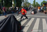 Pelaku usaha pesta pernikahan menggelar aksi unjuk rasa tanpa menghiraukan protokol kesehatan di depan gedung DPRD Kabupaten Jombang, Jawa Timur, Senin (20/7/2020). Aksi kelompok pekerja seni, pelaku usaha perlengkapan pesta pernikaha serta paguyuban sound system tersebut menuntut Pemerintah Kabupaten Jombang segera mengeluarkan izin untuk penyelenggaraan acara hajatan di era adaptasi kebiasaan baru agar dapat bekerja kembali setelah tidak bisa bekerja karena terdampak pandemi COVID-19. Antara Jatim/Syaiful Arif/zk