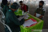 Santri menjalani pemeriksaan sebelum memasuki kawasan Pondok Pesantren Tebuireng, Kabupaten Jombang, Jawa Timur, Senin (20/7/2020). Untuk gelombang pertama Pesantren Tebuireng mengundang 578 dari total 976 santri kelas akhir yang telah mengisi formulir kesediaan kembali ke Ponpes, mereka selanjutnya akan menjalani karantina selama sepuluh hari kedepan sebelum masuk asrama. Antara Jatim/Syaiful Arif/zk.