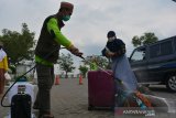 Petugas menyemprotkan cairan disinfektan pada barang bawaan santri di Pondok Pesantren Tebuireng, Kabupaten Jombang, Jawa Timur, Senin (20/7/2020). Untuk gelombang pertama Pesantren Tebuireng mengundang 578 dari total 976 santri kelas akhir yang telah mengisi formulir kesediaan kembali ke Ponpes, mereka selanjutnya akan menjalani karantina selama sepuluh hari kedepan sebelum masuk asrama. Antara Jatim/Syaiful Arif/zk.