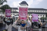 Massa yang tergabung dalam Aliansi Gerakan Perempuan Anti Kekerasan melakukan Aksi Selasa di depan Gedung Sate, Bandung, Jawa Barat, Selasa (21/7/2020).  Mereka mendesak DPR RI dan pemerintah untuk kembali memasukkan RUU Penghapusan Kekerasan Seksual (P-KS) ke dalam Prolegnas Prioritas 2020 serta membahas dan mengesahkan RUU tersebut guna menghentikan kekerasan perempuan dan kekerasan seksual di Indonesia. ANTARA JABAR/Novrian Arbi/agr