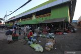 Warga beraktivitas di Pasar Keputran Utara, Surabaya, Jawa Timur, Senin (20/7/2020). Pemkot Surabaya menutup sementara pasar induk tersebut terhitung mulai tanggal 21 Juli 2020 sampai 27 Juli 2020 disebabkan adanya sejumlah pedagang terkonfirmasi positif COVID-19. Antara Jatim/Didik/Zk