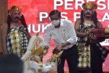 Menteri Hukum dan Hak Asasi Manusia Yasonna Laoly (tengah) melakukan kunjungan kerja di Kantor Bupati Gianyar, Bali, (21/7/2020). Dalam kunjungan tersebut, Menkumham Yasonna Laoly meresmikan Pos Pelayanan Hukum dan HAM Desa (Posyankumhamdes) yang dibentuk di 121 desa di wilayah Bali untuk memberikan akses layanan hukum secara cepat bagi masyarakat desa. ANTARA FOTO/Fikri Yusuf/nym.