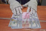 Rupiah ditutup menguat, saat pasar menunggu data inflasi AS