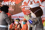  Badut Polisi mengedukasi kepada anak anak cara mencuci tangan dalam rangka peringatan Hari Anak Nasional di Balai Desa Pepelegi, Waru, Sidoarjo, Jawa Timur, Rabu (22/7/2020). Peringatan Hari Anak Nasional yang jatuh setiap tanggal 23 Juli mengambil tema 