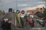 Sejumlah pengendara motor terlihat melawan arus saat melintas di jembatan AKT Banjarmasin, Kalimantan Selatan, Rabu (22/7/2020). Meski rambu petunjuk lalu lintas satu arah terpasang masih saja sejumlah pengendara motor nekat melawan arus lalu lintas yang dapat membahayakan pengguna jalan lainnya saat melintas di jembatan tersebut. Foto Antaranews Kalsel/Bayu Pratama S.