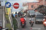 Sejumlah pengendara motor terlihat melawan arus saat melintas di jembatan AKT Banjarmasin, Kalimantan Selatan, Rabu (22/7/2020). Meski rambu petunjuk lalu lintas satu arah terpasang masih saja sejumlah pengendara motor nekat melawan arus lalu lintas yang dapat membahayakan pengguna jalan lainnya saat melintas di jembatan tersebut. Foto Antaranews Kalsel/Bayu Pratama S.