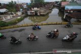 Sejumlah pengendara motor terlihat melawan arus saat melintas di jembatan AKT Banjarmasin, Kalimantan Selatan, Rabu (22/7/2020). Meski rambu petunjuk lalu lintas satu arah terpasang masih saja sejumlah pengendara motor nekat melawan arus lalu lintas yang dapat membahayakan pengguna jalan lainnya saat melintas di jembatan tersebut. Foto Antaranews Kalsel/Bayu Pratama S.