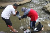 Peneliti dari Ecological Observation and Wetlands Conservation (Ecoton) mengambil sampel air untuk mengetahui kandungan klorin dan mikroplastik di Sungai Brantas, Kiduldalem, Malang, Jawa Timur, Senin (20/7/2020). Kegiatan yang dilakukan di beberapa titik tersebut dilakukan untuk memantau tingkat pencemaran air sungai Brantas dari mikroplastik serta kandungan klorin yang teridentifikasi mengalami peningkatan dari ambang batas normal yakni dari 0,03 part per million (ppm)  menjadi 0,15 ppm  seiring penggunaan disinfektan yang marak selama masa pandemi COVID-19. Antara Jatim/Ari Bowo Sucipto/zk.