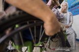 Penyandang disabilitas mengikuti pelatihan tata cara make-up profesional di GOR Pajajaran, Bandung, Jawa Barat, Rabu (22/7/2020). Kegiatan yang diselenggarakan oleh Persatuan Penyandang Disabilitas Indonesia (PPDI) Bandung ini bertujuan untuk meningkatkan kemampuan penyandang disabilitas dalam berwirausaha dan kesiapan masuk dalam bursa kerja. ANTARA JABAR/M Agung Rajasa/agr