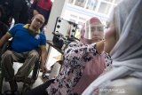 Pelatih memberikan pengarahan kepada penyandang disabilitas saat pelatihan tata cara make-up profesional di GOR Pajajaran, Bandung, Jawa Barat, Rabu (22/7/2020). Kegiatan yang diselenggarakan oleh Persatuan Penyandang Disabilitas Indonesia (PPDI) Bandung ini bertujuan untuk meningkatkan kemampuan penyandang disabilitas dalam berwirausaha dan kesiapan masuk dalam bursa kerja. ANTARA JABAR/M Agung Rajasa/agr