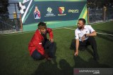 Ketua Umum PSSI M. Iriawan (kanan) bersama Bupati Kabupaten Bandung Dadang M Nasser (kiri) memeriksa kualitas rumput saat peresmian lapangan untuk latihan yang diberi nama 