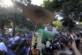 Sejumlah kerabat keraton dan abdi dalem mengantar jenazah Sultan Sepuh XIV PRA Arief Natadiningrat menuju kompleks pemakaman Astana Gunung Jati, Cirebon, Jawa Barat, Rabu (22/7/2020). Sultan Keraton Kasepuhan PRA Arief Natadiningrat wafat pada usia 55 tahun karena sakit. ANTARA JABAR/Dedhez Anggara/agr