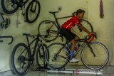 Atlet balap sepeda Rizky Ridho Riyadiyanto berlatih secara mandiri di tempat tinggalnya di Karawang, Jawa Barat, Kamis (23/7/2020). Atlet pebalap sepeda peraih juara tiga nomor Men Individual Time Trial (ITT) Cadet Tour De Linggarjati menjalani program latihan mandiri di masa pandemi COVID-19 guna menjaga stamina dan penguatan fisik untuk menghadapi ajang Kejuaran berskala Nasional dan Internasional mendatang. ANTARA JABAR/M Ibnu Chazar/agr