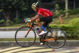 Atlet balap sepeda Rizky Ridho Riyadiyanto berlatih secara mandiri di kawasan tempat tinggalnya di Karawang, Jawa Barat, Kamis (23/7/2020). Atlet pebalap sepeda peraih juara tiga nomor Men Individual Time Trial (ITT) Cadet Tour De Linggarjati menjalani program latihan mandiri di masa pandemi COVID-19 guna menjaga stamina dan penguatan fisik untuk menghadapi ajang Kejuaran berskala Nasional dan Internasional mendatang. ANTARA JABAR/M Ibnu Chazar/agr