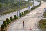 Atlet balap sepeda Rizky Ridho Riyadiyanto berlatih secara mandiri di kawasan tempat tinggalnya di Karawang, Jawa Barat, Kamis (23/7/2020). Atlet pebalap sepeda peraih juara tiga nomor Men Individual Time Trial (ITT) Cadet Tour De Linggarjati menjalani program latihan mandiri di masa pandemi COVID-19 guna menjaga stamina dan penguatan fisik untuk menghadapi ajang Kejuaran berskala Nasional dan Internasional mendatang. ANTARA JABAR/M Ibnu Chazar/agr