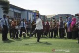 Wakil Gubernur Jawa Barat Uu Ruzhanul Ulum menendang bola ke arah gawang saat menghadiri pemberian remisi untuk anak dalam rangka Hari Anak Nasional di Lembaga Pembinaan Khusus Anak (LPKA) Kelas II Bandung, Arcamanik, Bandung, Jawa Barat, Kamis (23/7/2020). Sebanyak 857 anak di LPKA Lapas dan Rutan di seluruh Indonesia mendapatkan remisi dalam rangka Hari Anak Nasional guna mengedepankan masa depan dan psikologis anak. ANTARA JABAR/Raisan Al Farisi/agr