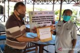 Ribuan pekerja informal terdampak COVID-19 di Wondama terima santunan