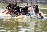 Prajurit Marinir berpacu kecepatan dalam lomba balap dayung perahu karet dengan jarak 400 m di kolam Bhumi Marinir Gedangan, Sidoarjo, Jawa Timur. Jumat (24/7/2020). Lomba dayung perahu karet yang merupakan salah satu rangkaian dalam lomba Pembinaan Satuan (Binsat) tersebut bertujuan untuk mengevaluasi kinerja Brigif 2 Marinir dalam menghadapi tantangan ke depan dan membentuk prajurit yang loyalitas, profesional dan militan serta memperebutkan sebagai 'Batalyon Unggul'. Antara Jatim/Umarul Faruq/zk