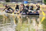 Prajurit Marinir berpacu kecepatan dalam lomba balap dayung perahu karet dengan jarak 400 m di kolam Bhumi Marinir Gedangan, Sidoarjo, Jawa Timur. Jumat (24/7/2020). Lomba dayung perahu karet yang merupakan salah satu rangkaian dalam lomba Pembinaan Satuan (Binsat) tersebut bertujuan untuk mengevaluasi kinerja Brigif 2 Marinir dalam menghadapi tantangan ke depan dan membentuk prajurit yang loyalitas, profesional dan militan serta memperebutkan sebagai 'Batalyon Unggul'. Antara Jatim/Umarul Faruq/zk